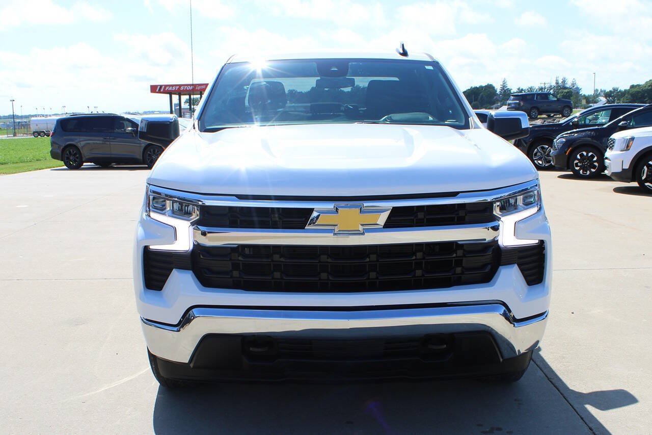 Used 2025 Chevrolet Silverado 1500 LT AWD/4WD image 2