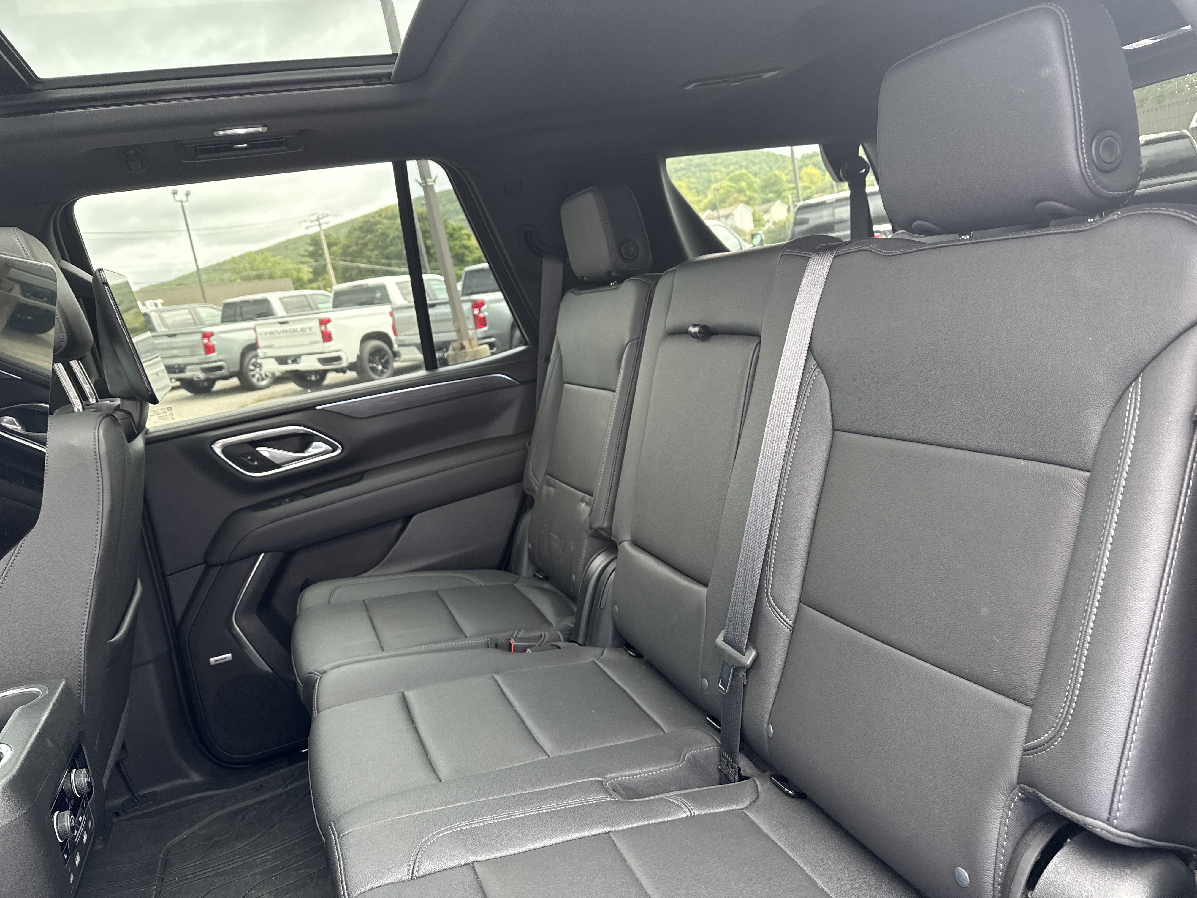 Used 2024 Chevrolet Tahoe Z71 w/ Luxury Package AWD/4WD image 12