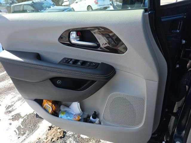 Used 2023 Chrysler Pacifica Limited image 9