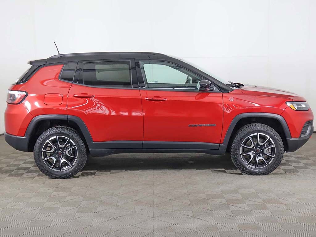 Used 2025 Jeep Compass Trailhawk AWD/4WD image 16