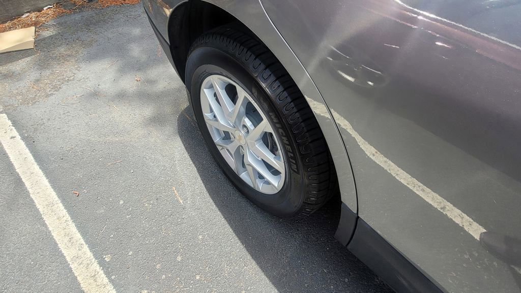 Used 2023 Chevrolet Equinox LT w/ Driver Convenience Package FWD image 9