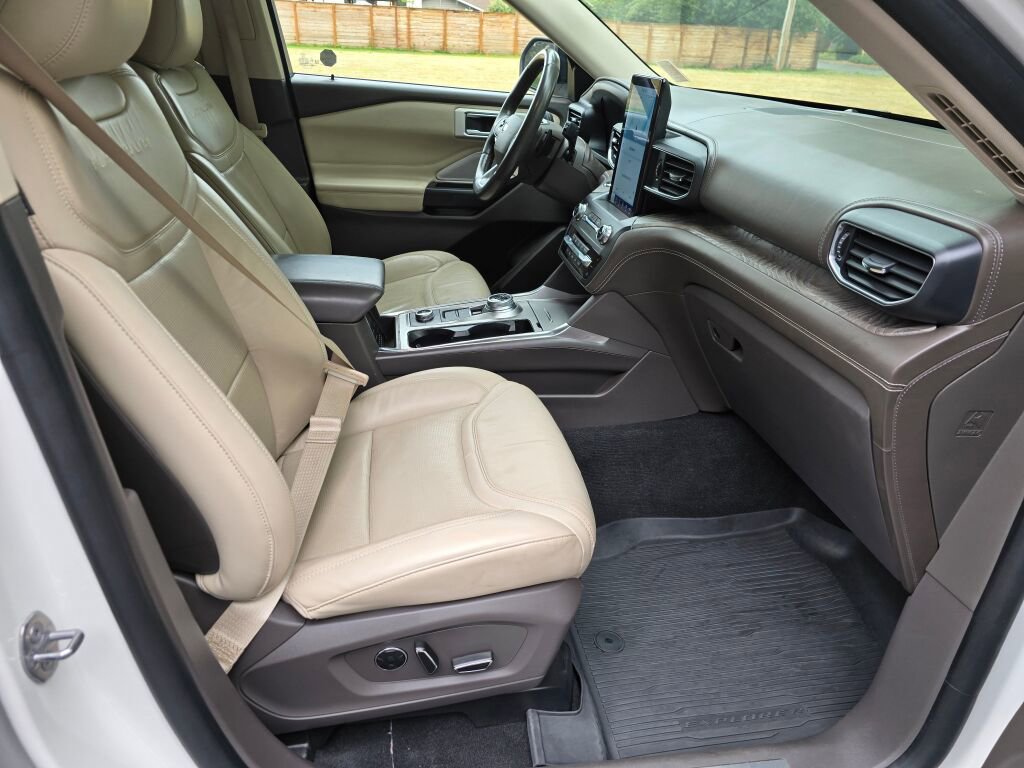 Used 2020 Ford Explorer Platinum w/ Premium Technology Package image 13