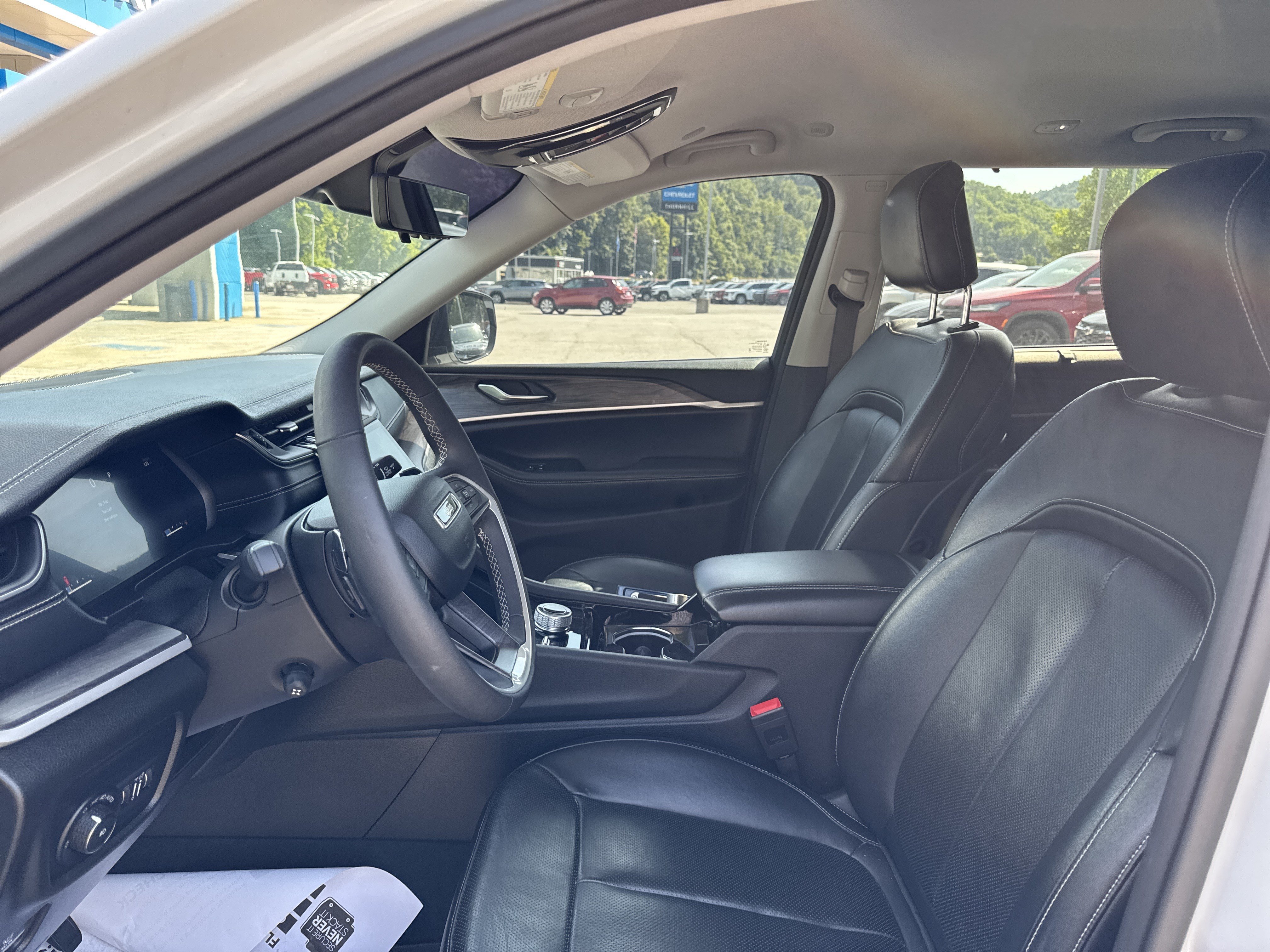 Used 2023 Jeep Grand Cherokee L Limited w/ Luxury Tech Group II AWD/4WD image 11