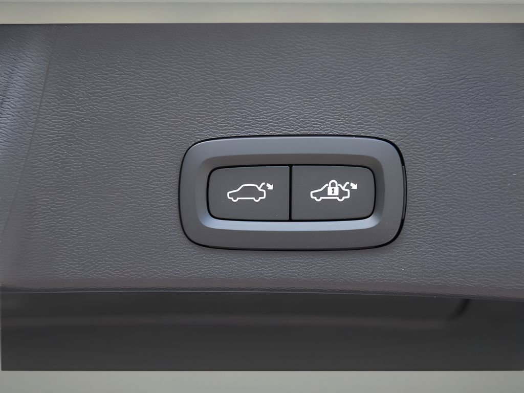 Certified 2025 Volvo XC40 B5 Ultra w/ Protection Package Premier image 23