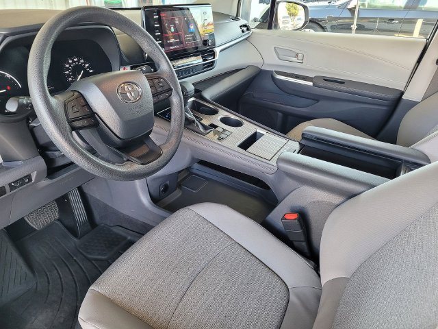 Used 2024 Toyota Sienna LE AWD/4WD image 10