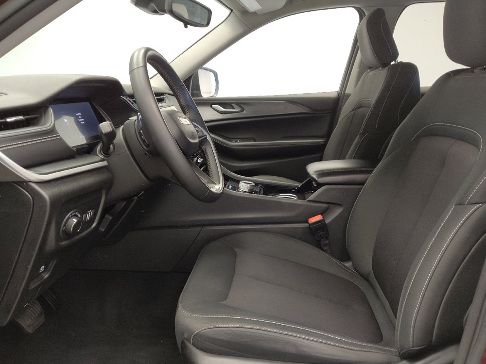 Used 2023 Jeep Grand Cherokee Laredo w/ Luxury Tech Group I AWD/4WD image 17