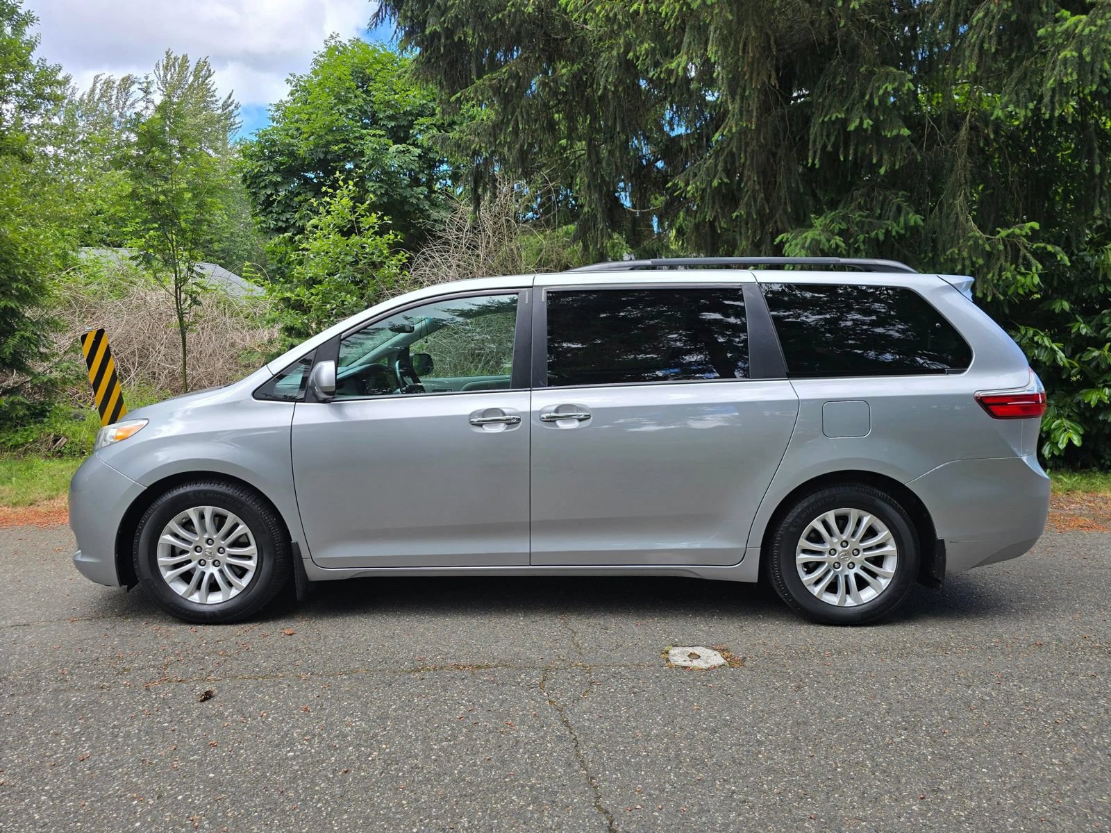 Used 2015 Toyota Sienna XLE w/ XLE Navigation Package FWD image 2