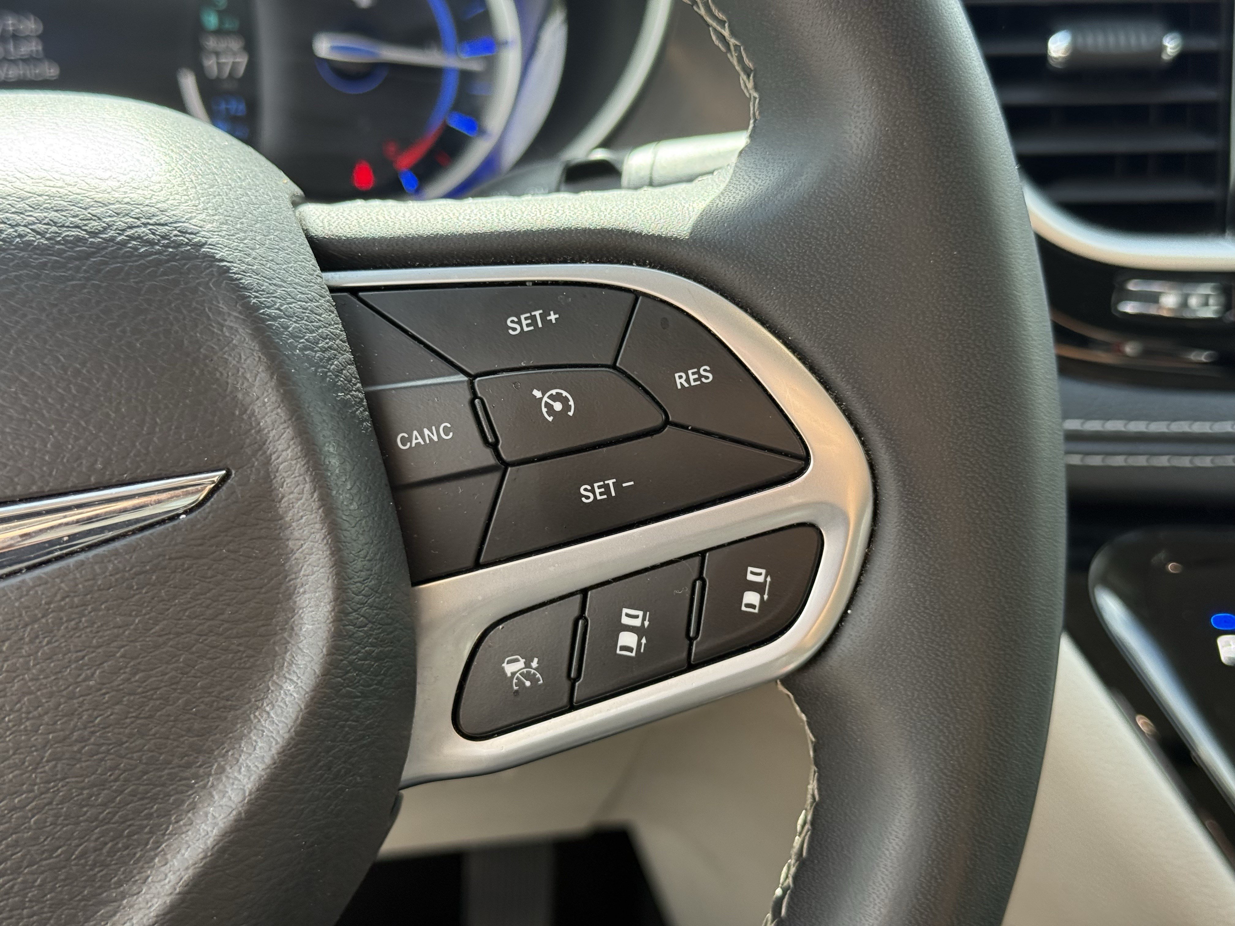 Used 2023 Chrysler Pacifica Touring-L FWD image 17