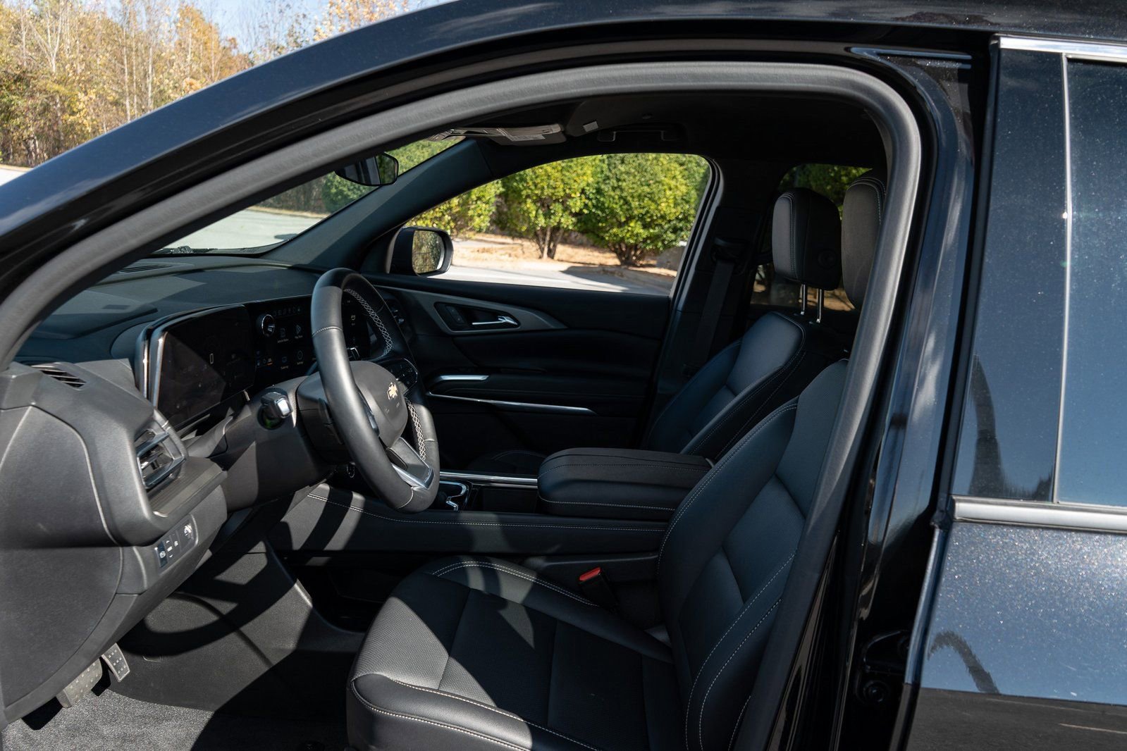 Used 2025 Chevrolet Traverse LT image 14