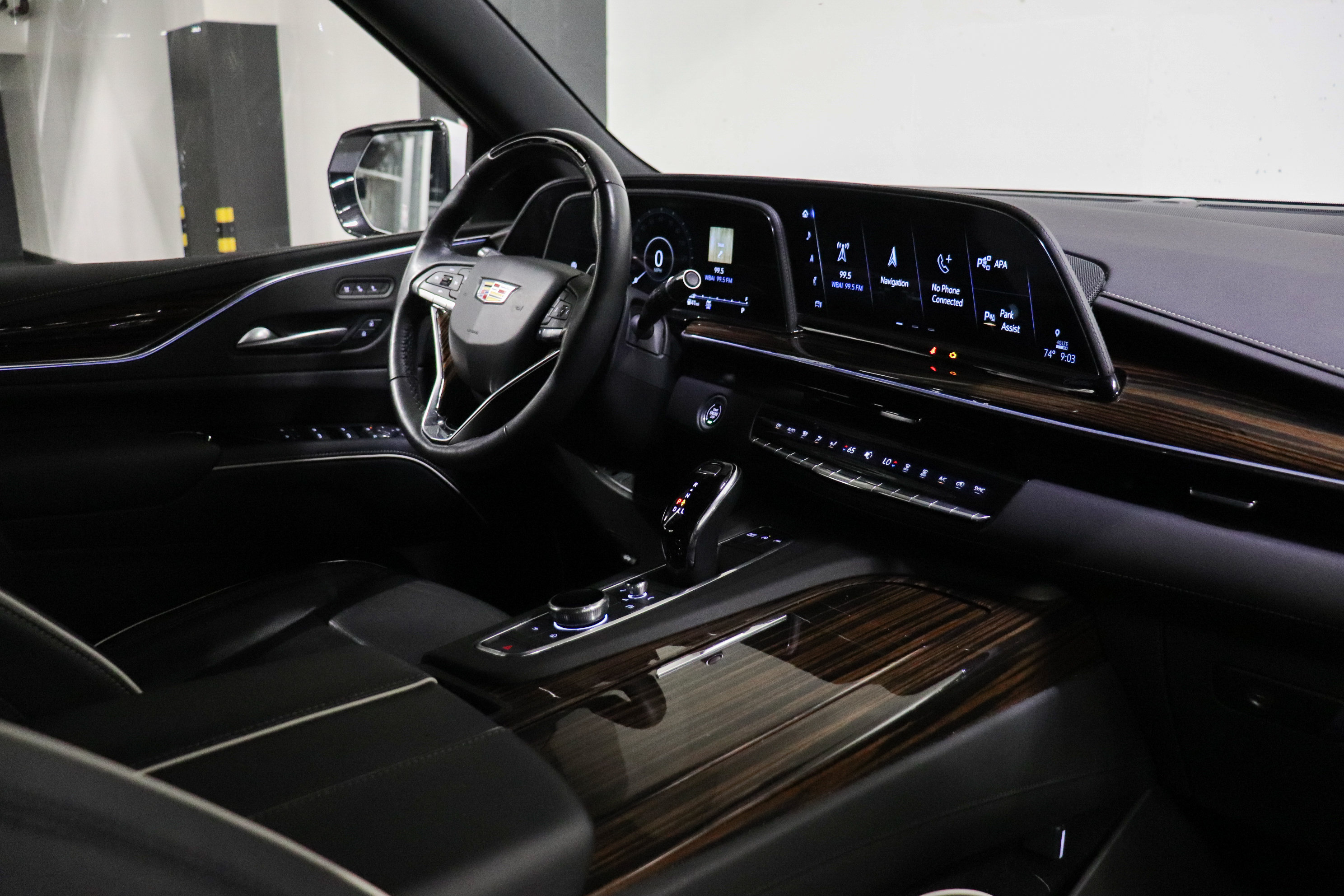 Used 2023 Cadillac Escalade Premium Luxury AWD/4WD image 23