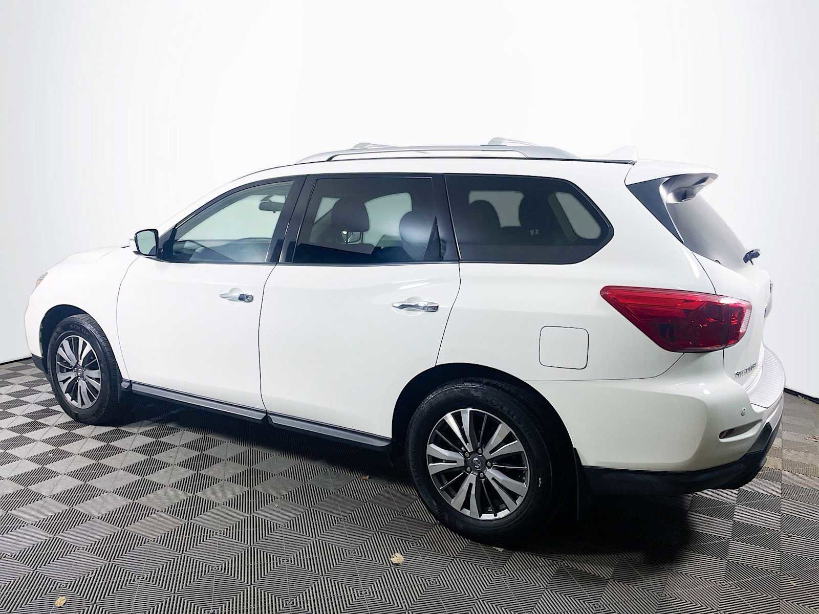 Used 2020 Nissan Pathfinder S image 6