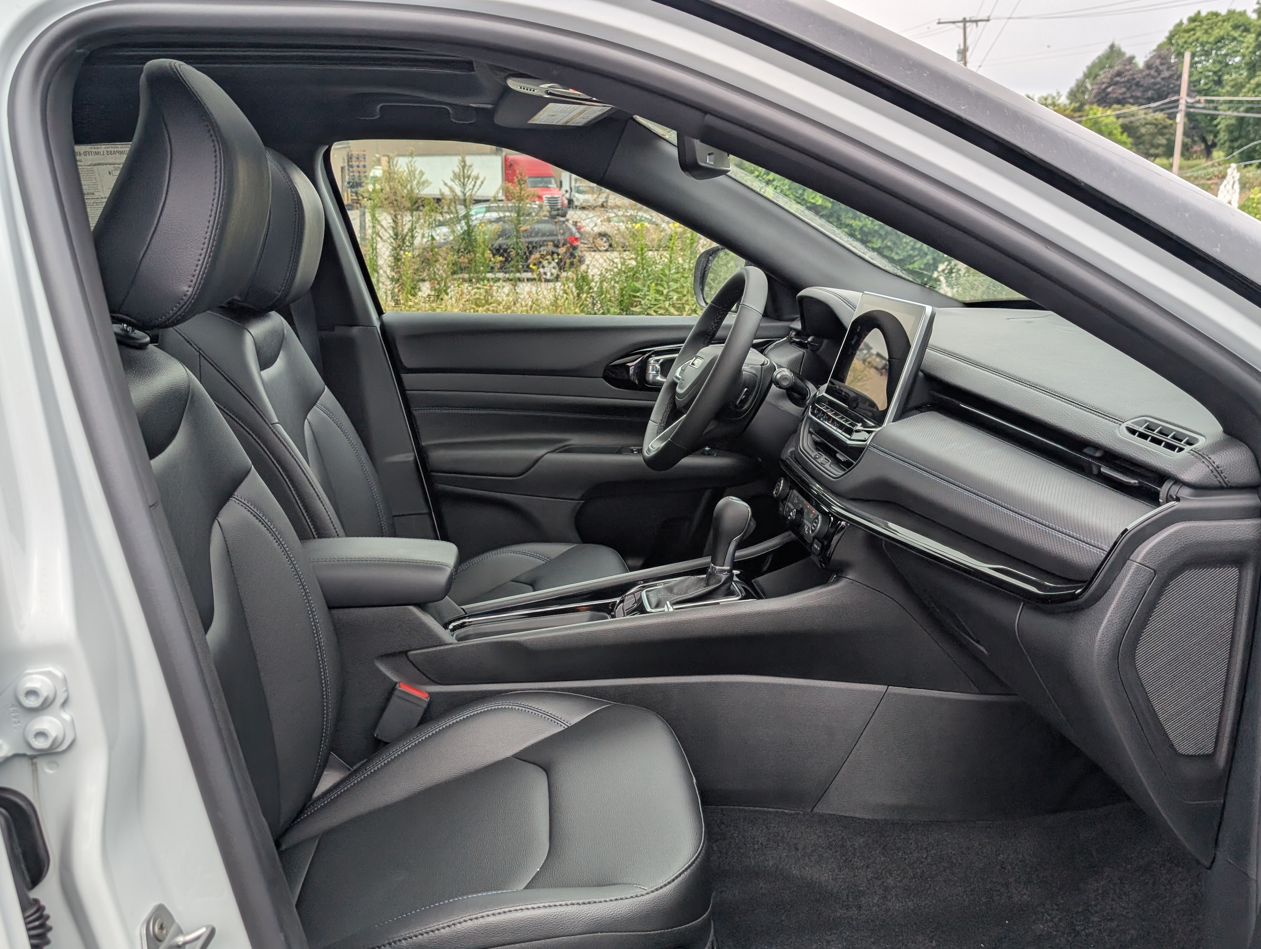 New 2025 Jeep Compass Limited w/ Sun & Sound Group AWD/4WD image 9