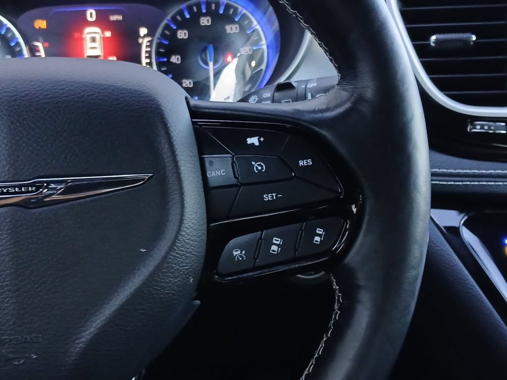 Used 2021 Chrysler Pacifica Touring-L w/ Uconnect Theater Family Group FWD image 23