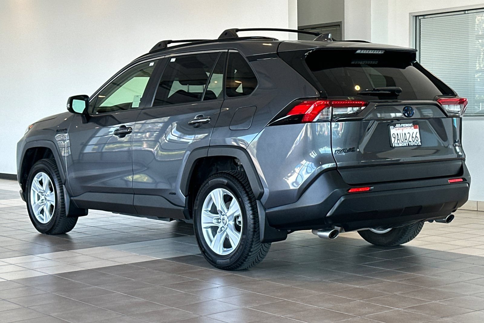Certified 2021 Toyota RAV4 XLE w/ XLE Grade Weather Package AWD/4WD image 6