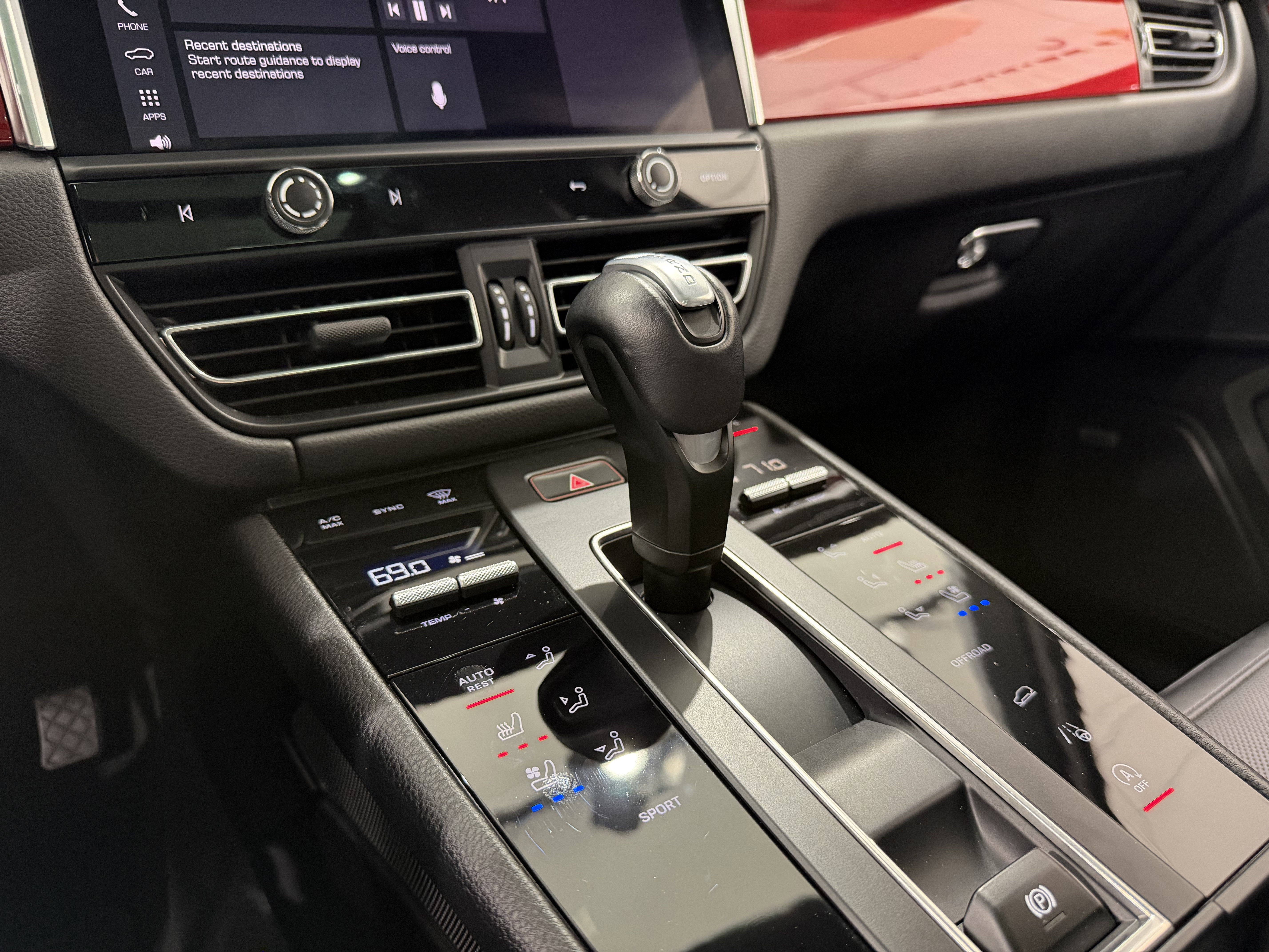 Certified 2024 Porsche Macan image 39