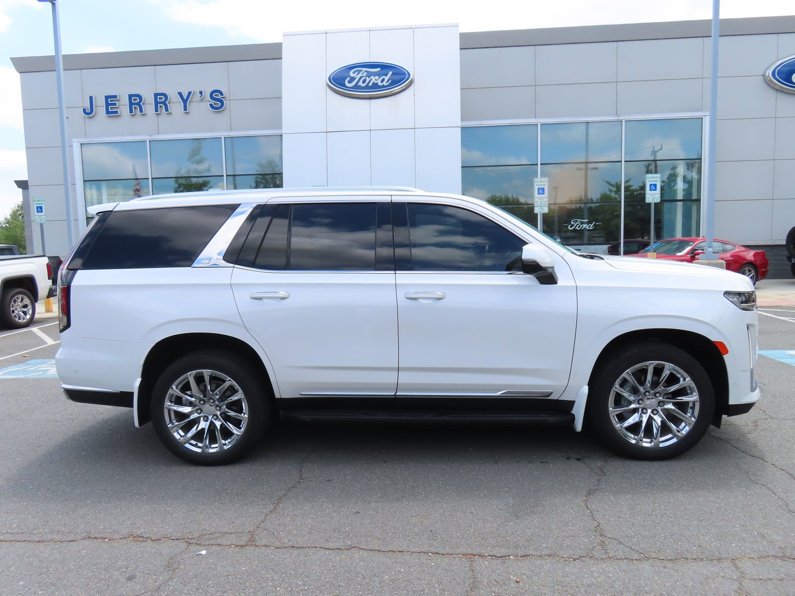 Used 2021 Cadillac Escalade Premium Luxury w/ Performance Package AWD/4WD image 4