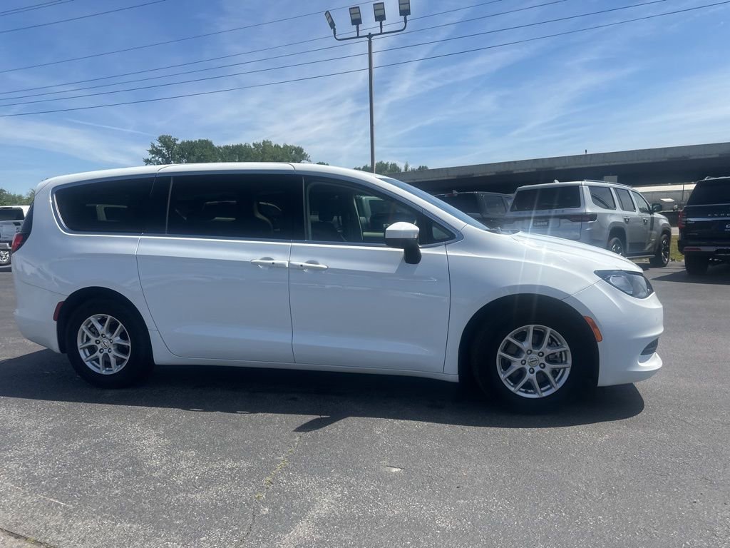 Used 2022 Chrysler Voyager LX image 3