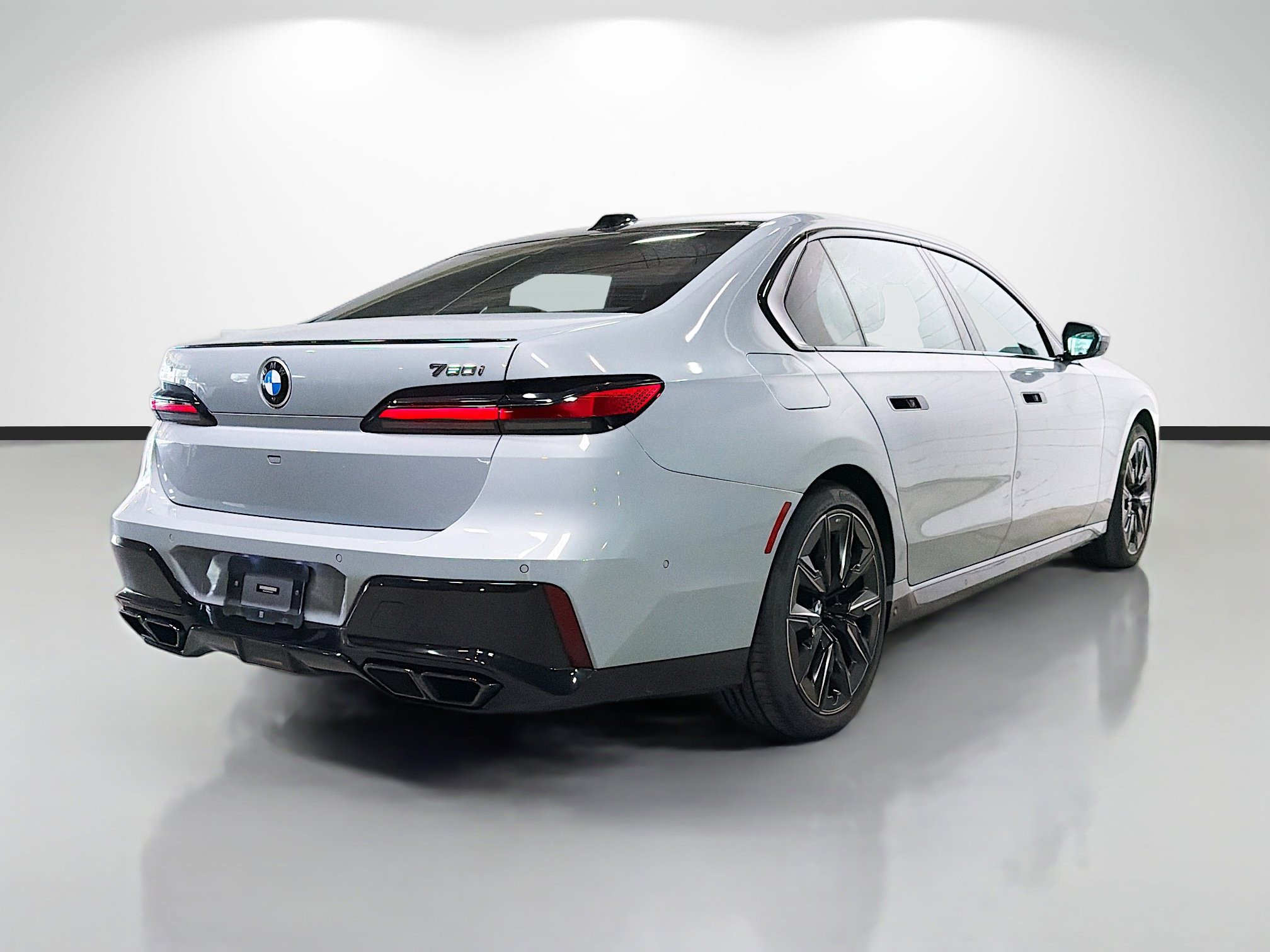 Used 2023 BMW 760i xDrive w/ Executive Package image 3