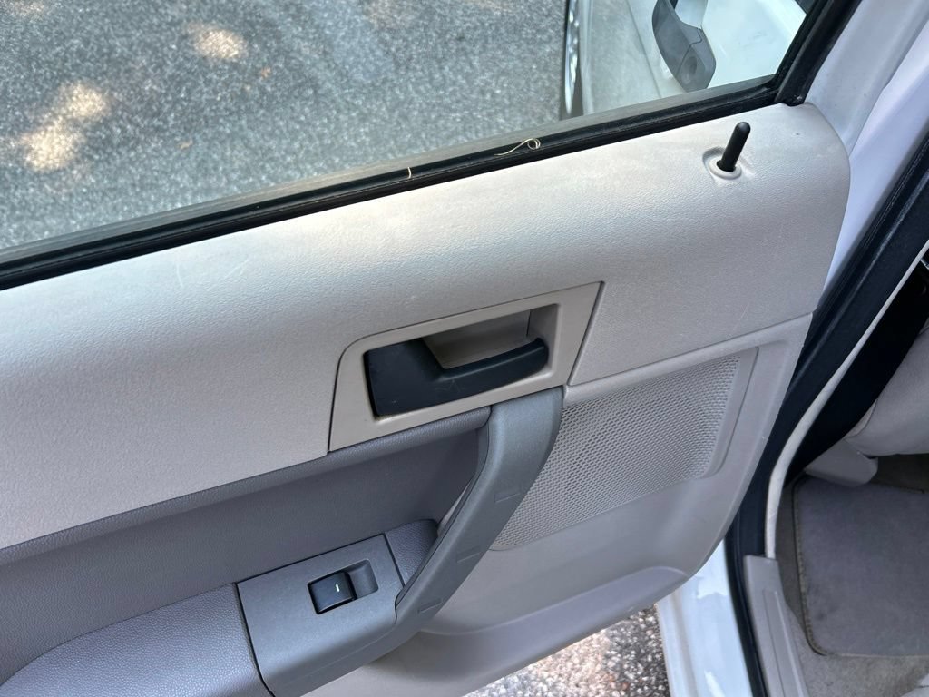 Used 2009 Ford Focus SE FWD image 22