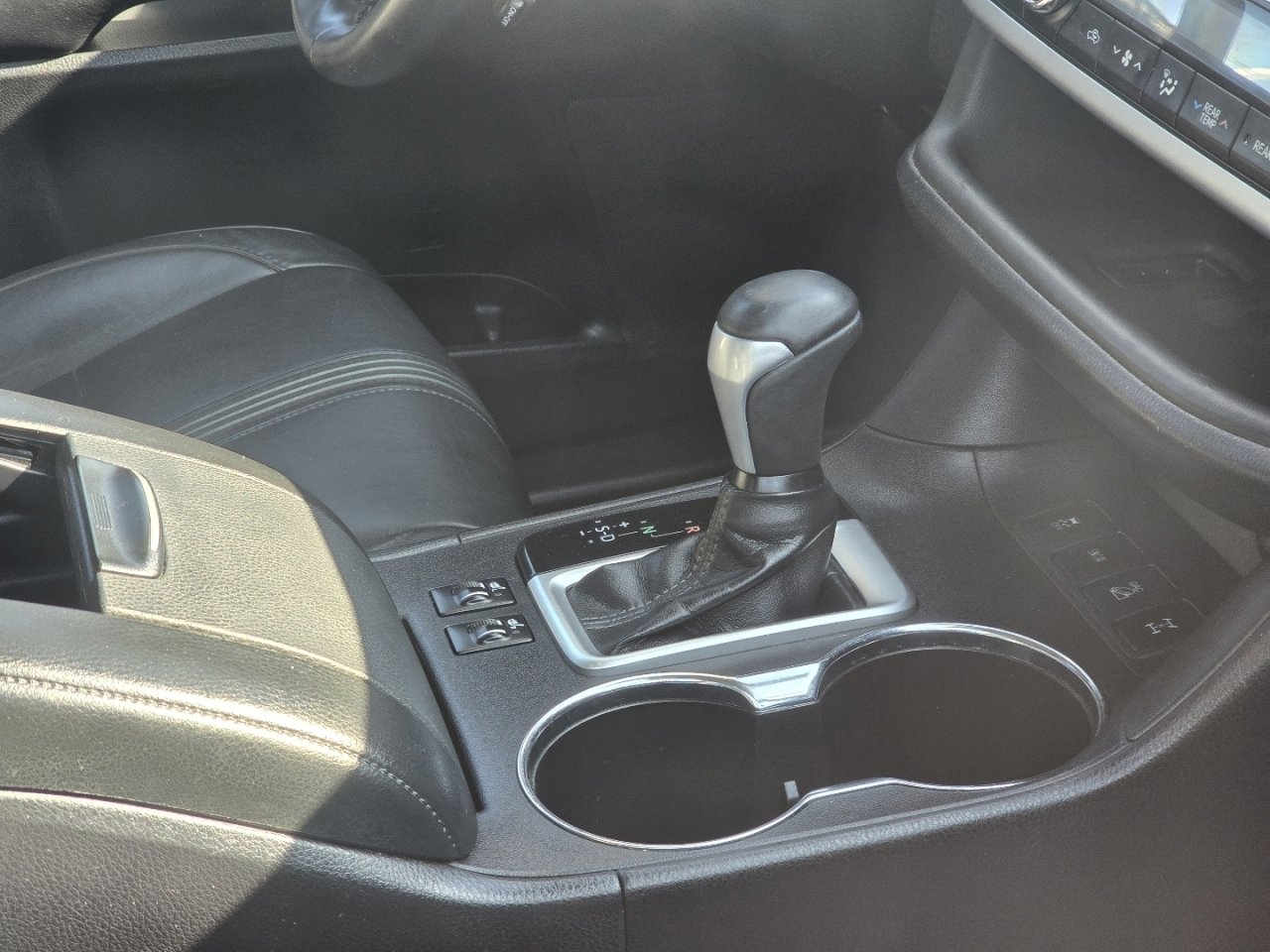 Used 2018 Toyota Highlander SE image 21