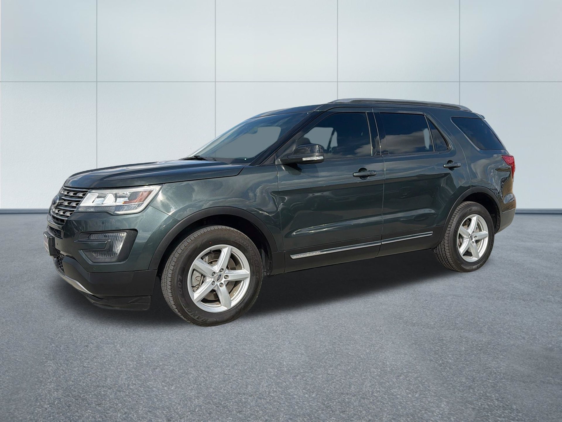Used 2016 Ford Explorer XLT w/ Equipment Group 202A FWD image 1