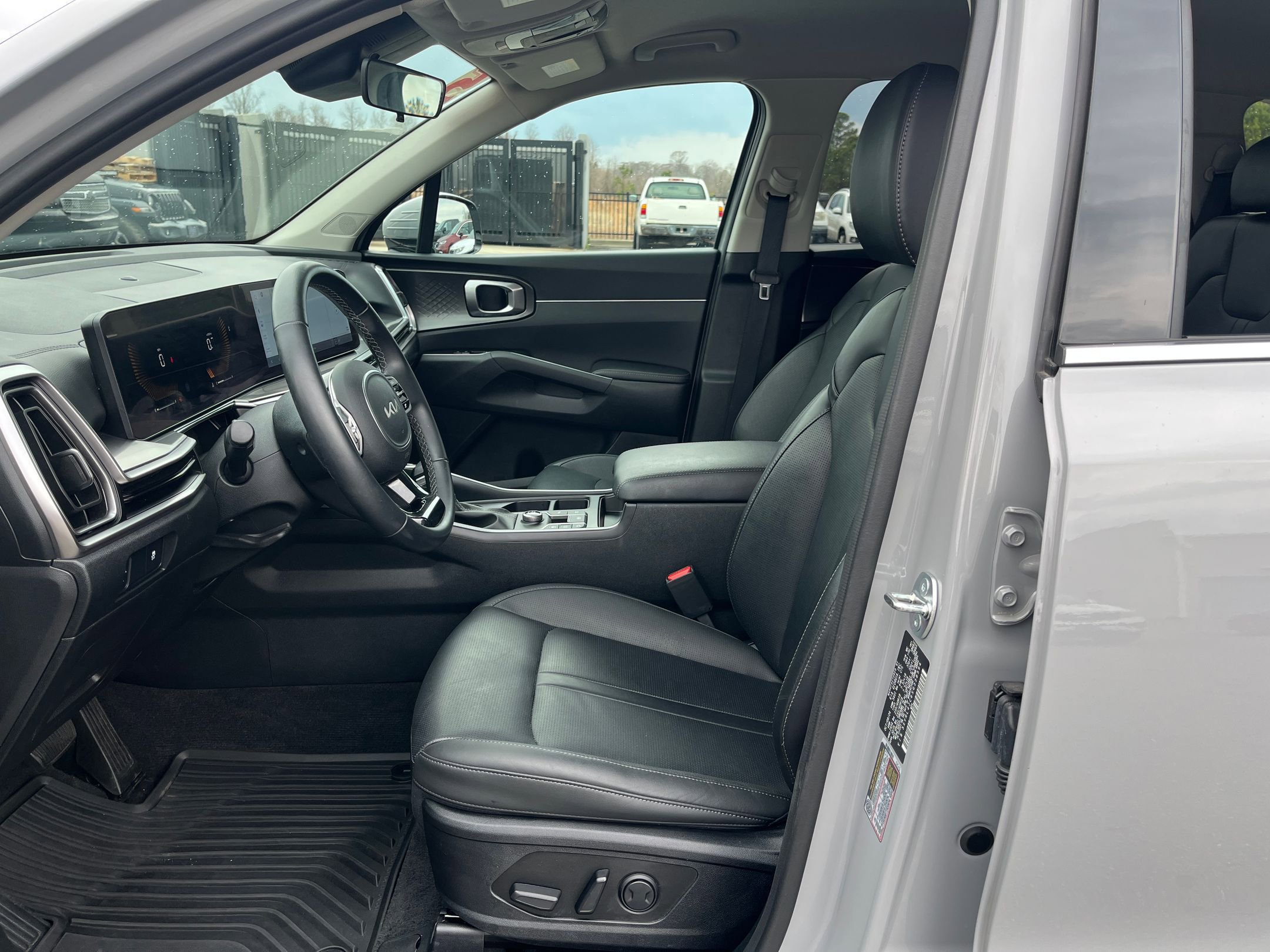 Used 2025 Kia Sorento S image 38