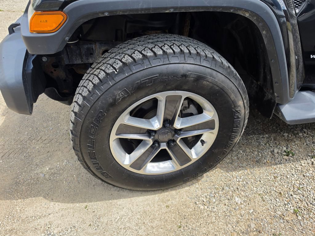 Used 2018 Jeep Wrangler Unlimited Sahara w/ Cold Weather Group AWD/4WD image 3