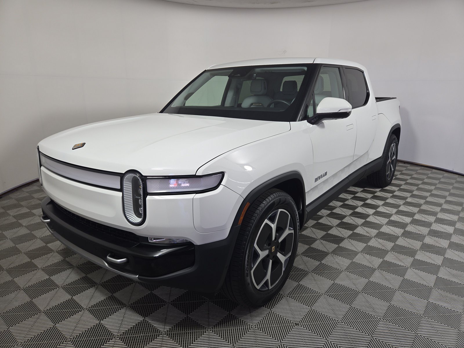 Used 2024 Rivian R1T Adventure AWD/4WD image 1