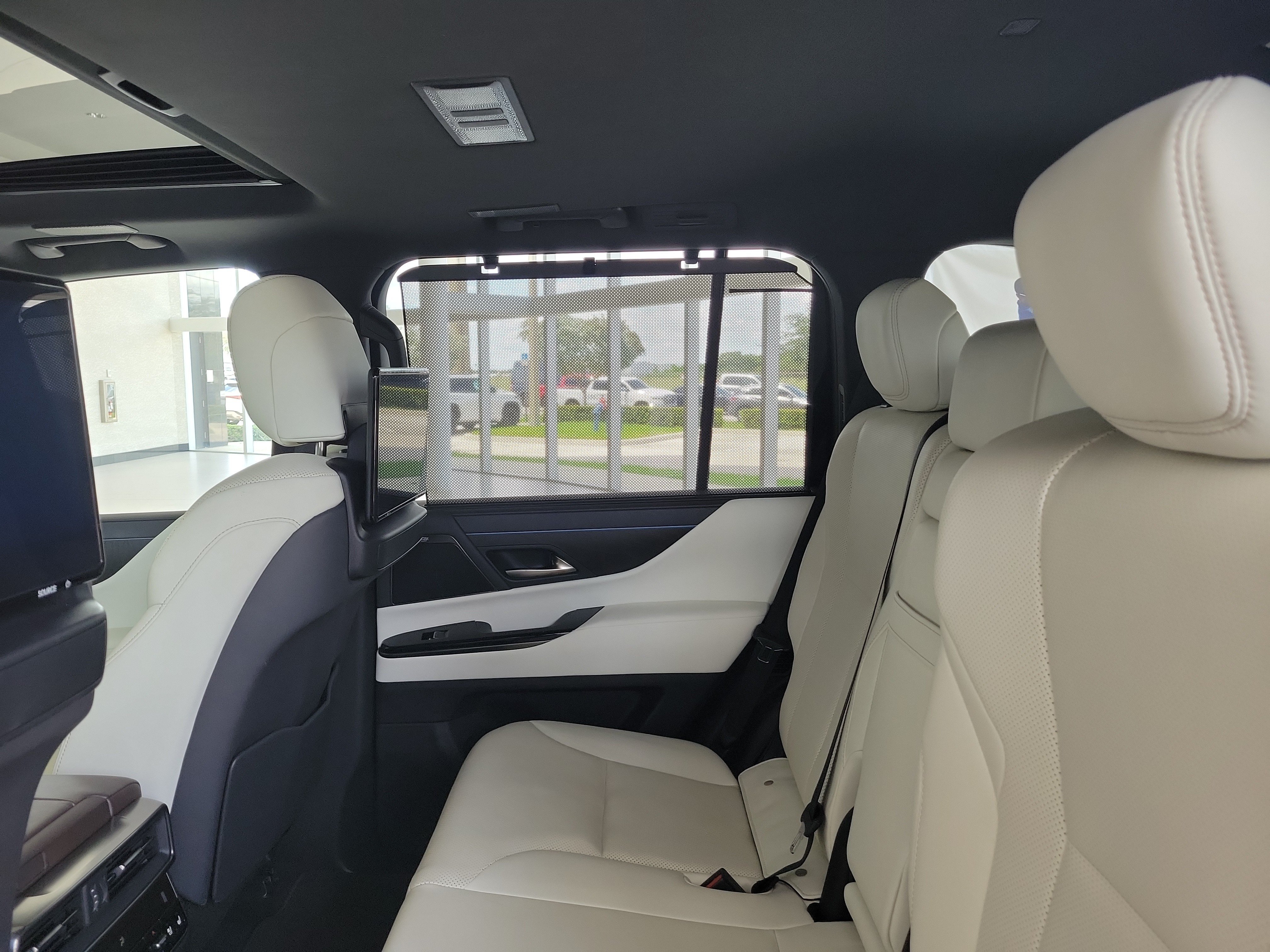 Used 2022 Lexus LX 600 4WD w/ Accessory Package (Z1) image 18