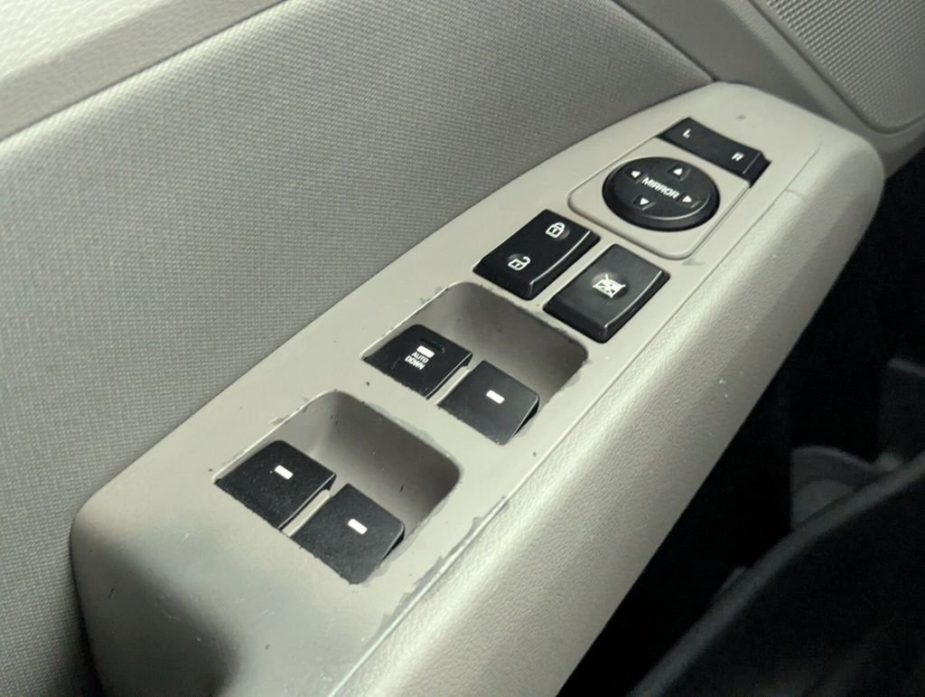 Used 2017 Hyundai Elantra SE image 18