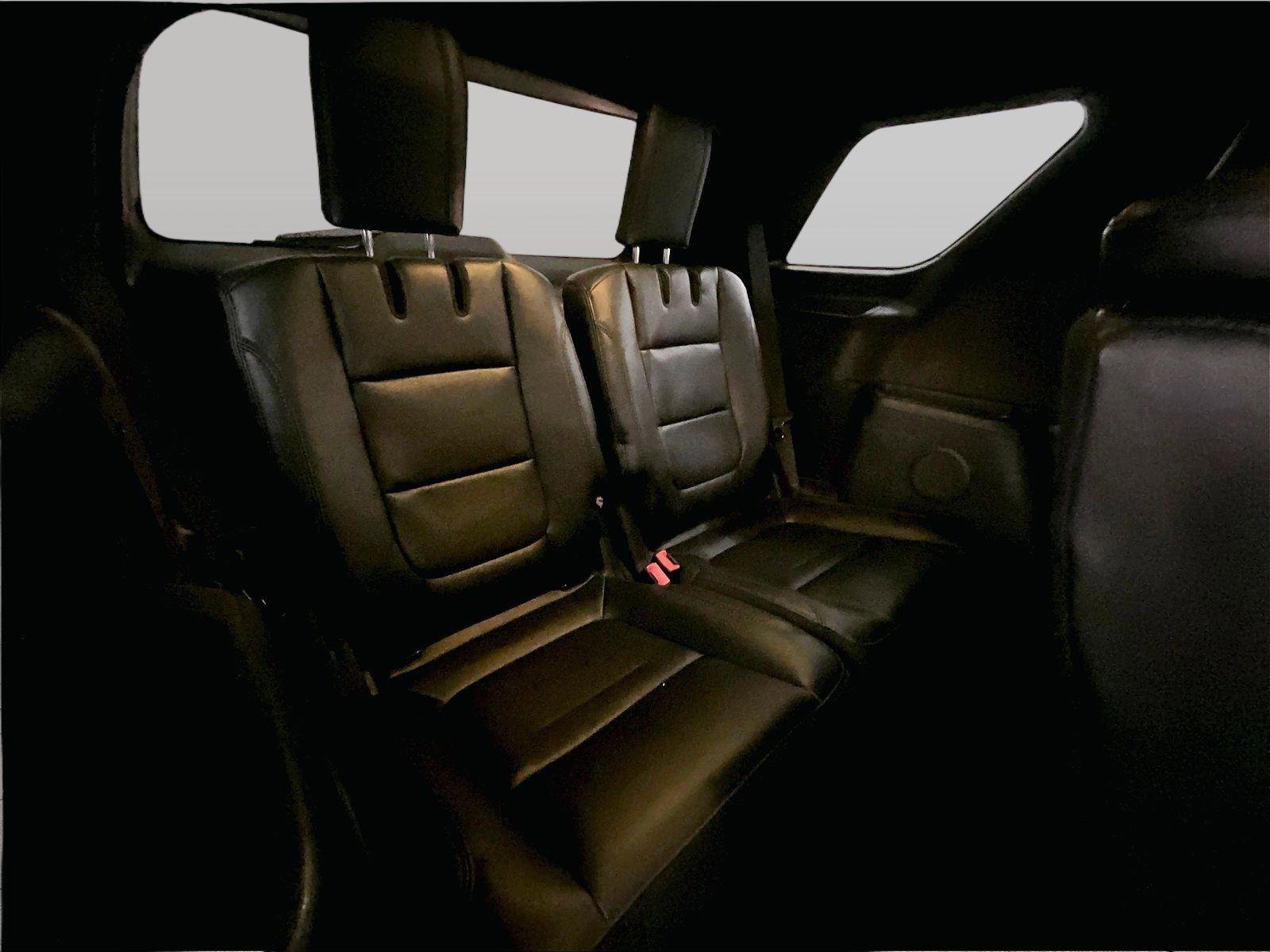 Used 2017 Ford Explorer XLT w/ Equipment Group 202A AWD/4WD image 28