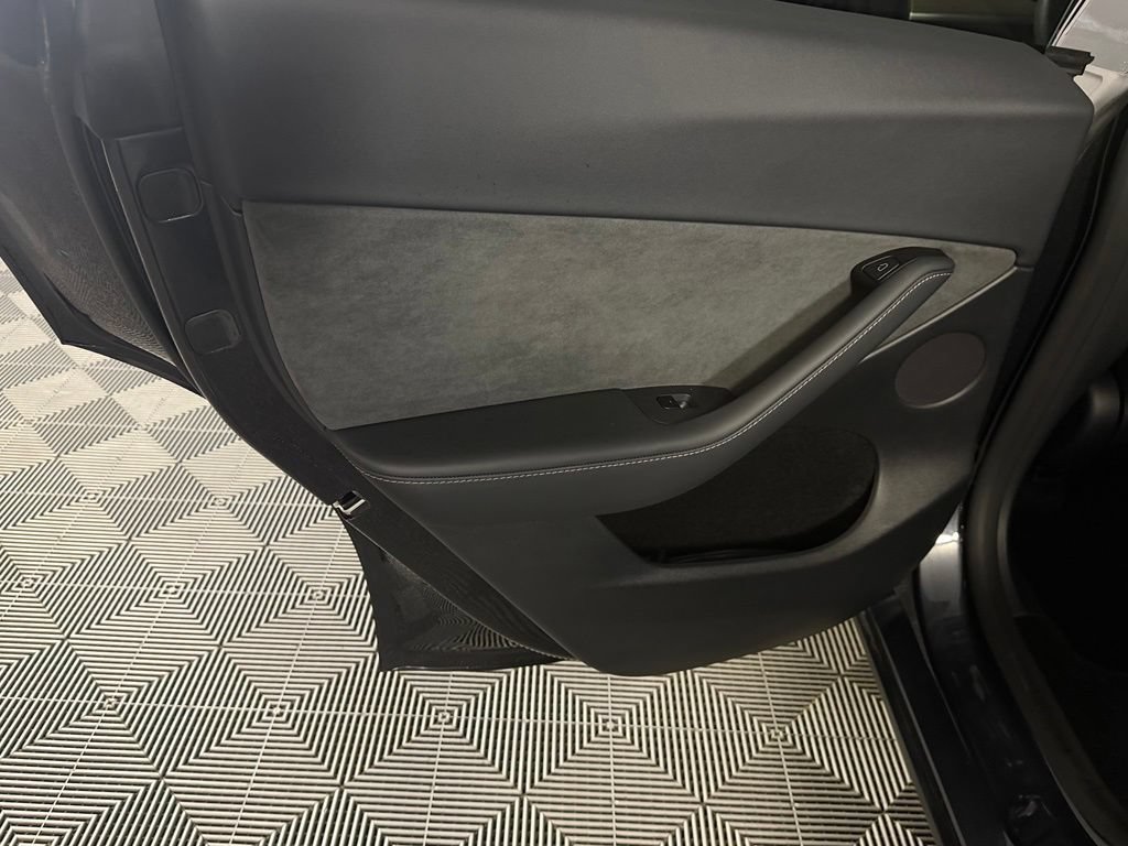 Used 2025 Tesla Model Y Long Range RWD image 25