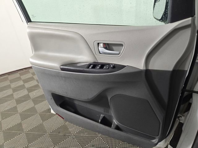 Used 2018 Toyota Sienna LE image 28