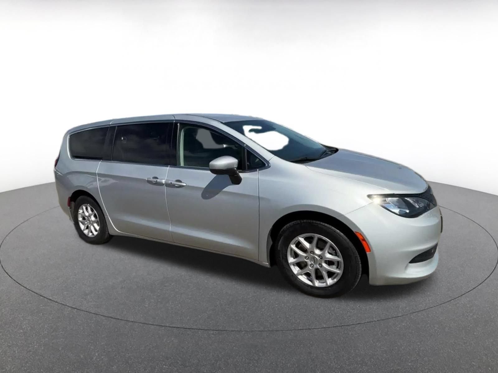 Used 2023 Chrysler Voyager LX FWD image 2