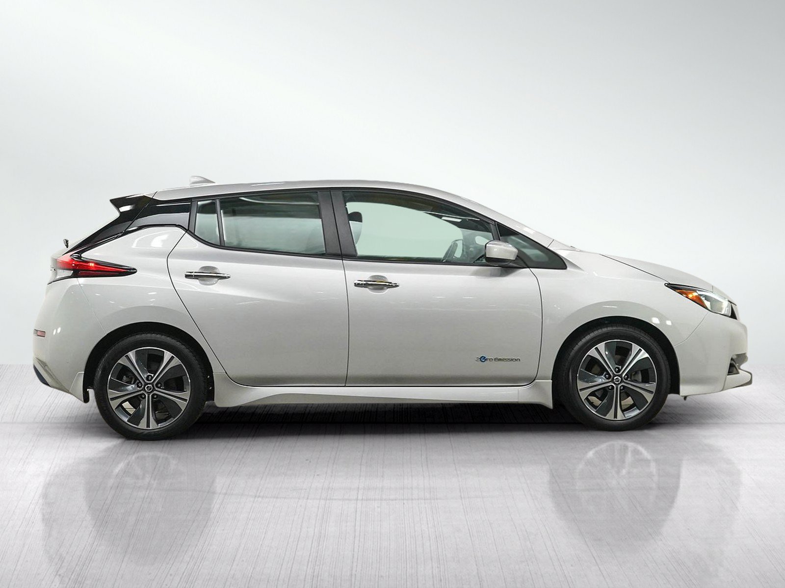 Used 2018 Nissan Leaf SV w/ SV Technology Package FWD image 6