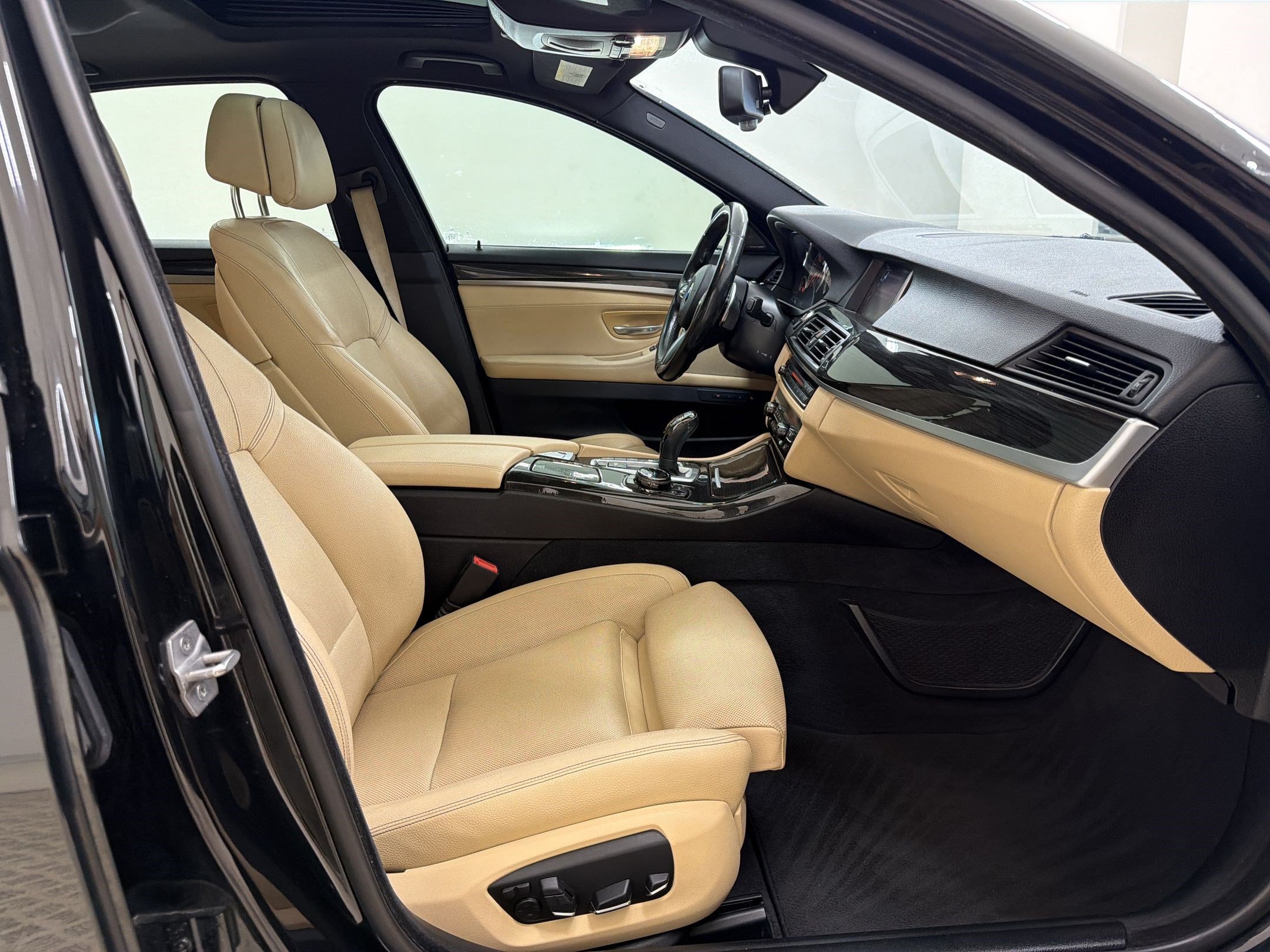 Used 2016 BMW 550i xDrive Sedan AWD/4WD image 23