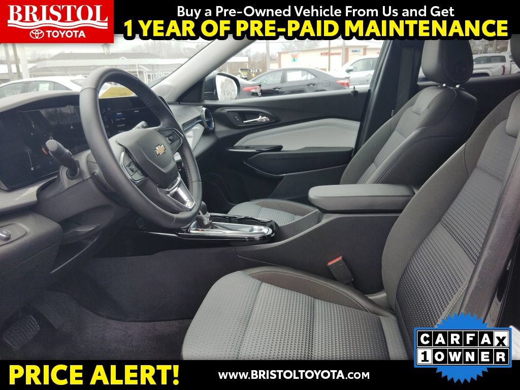 Used 2025 Chevrolet Trax LT w/ LT Convenience Package FWD image 16