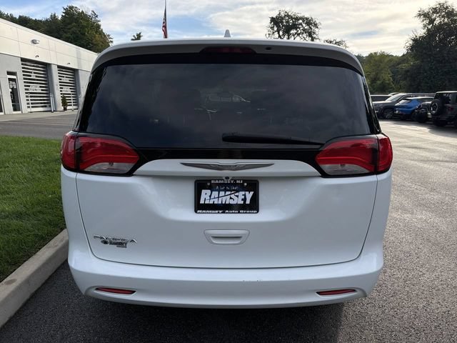 Used 2017 Chrysler Pacifica Touring w/ Tire & Wheel Group FWD image 26