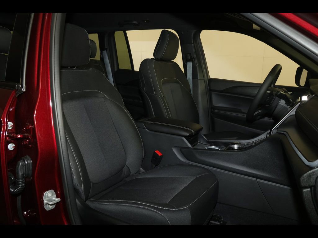 Used 2025 Jeep Grand Cherokee Laredo w/ Luxury Tech Group I image 28