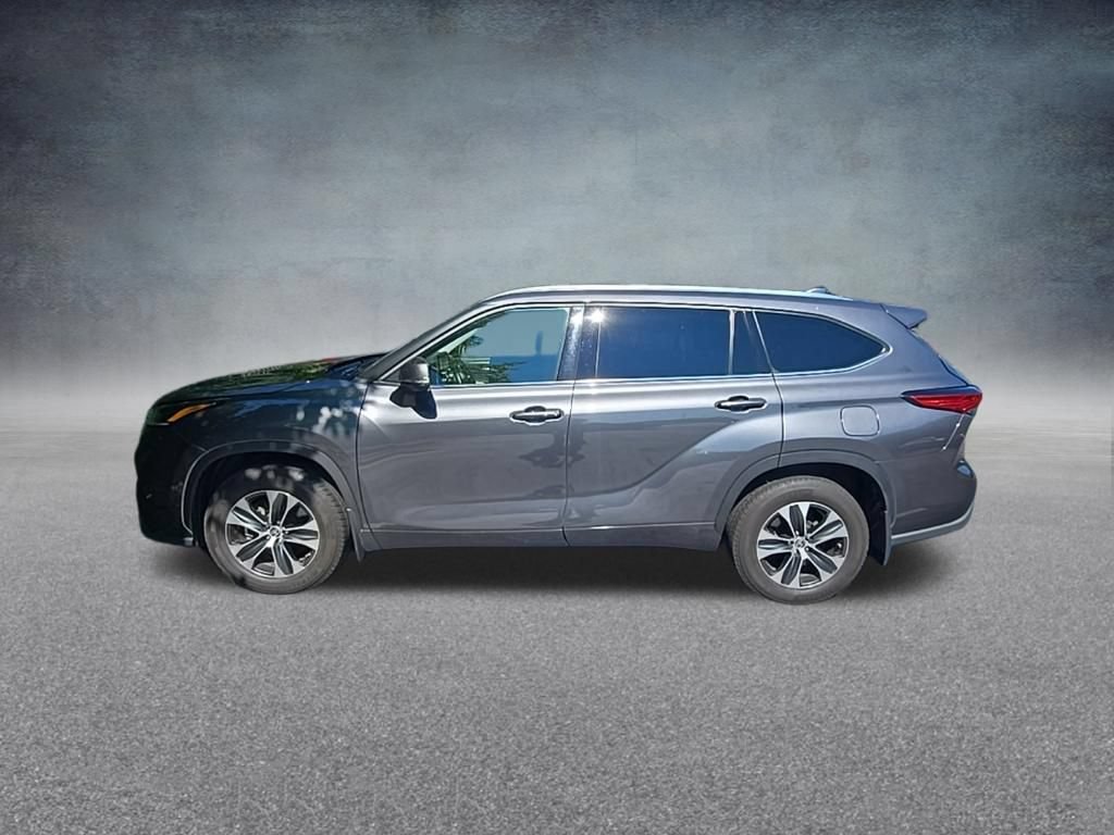 Used 2021 Toyota Highlander XLE AWD/4WD image 4
