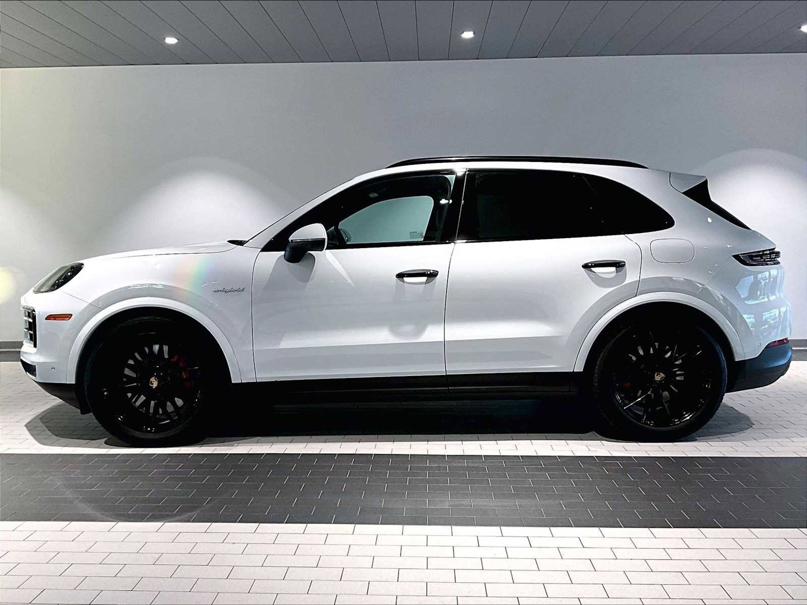 Used 2025 Porsche Cayenne S image 2