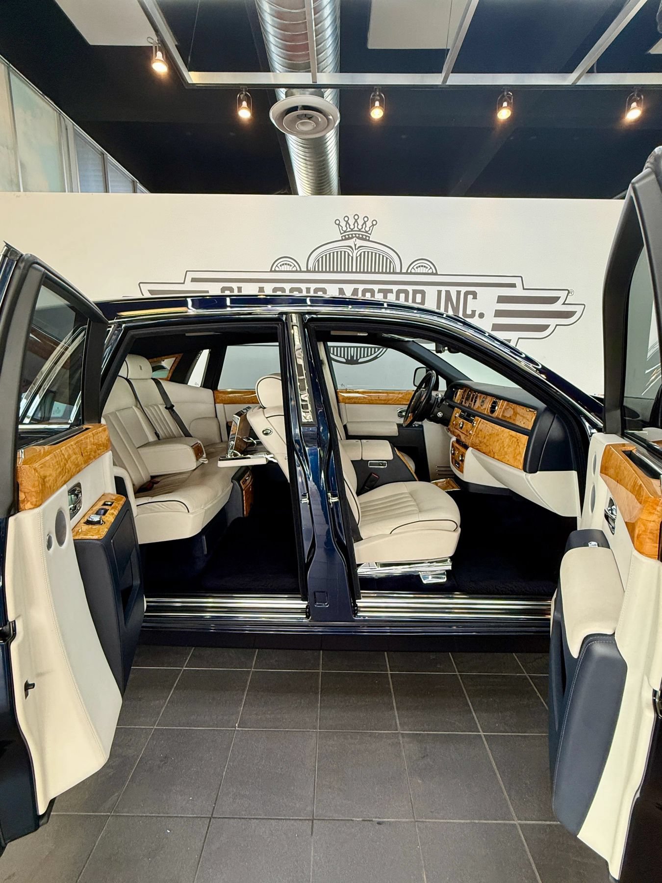 Used 2009 Rolls-Royce Phantom Sedan RWD image 13
