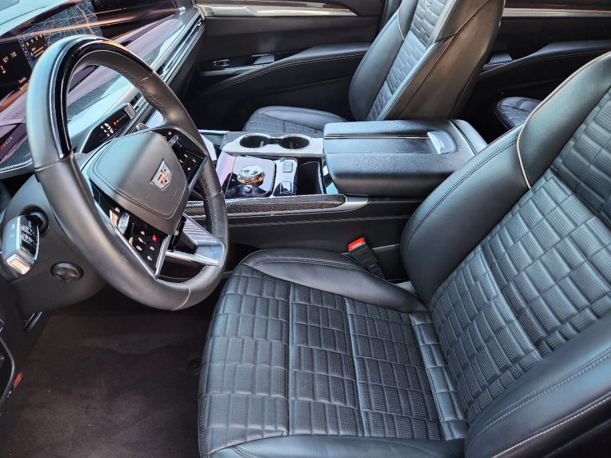 Used 2025 Cadillac Escalade ESV V AWD/4WD image 31