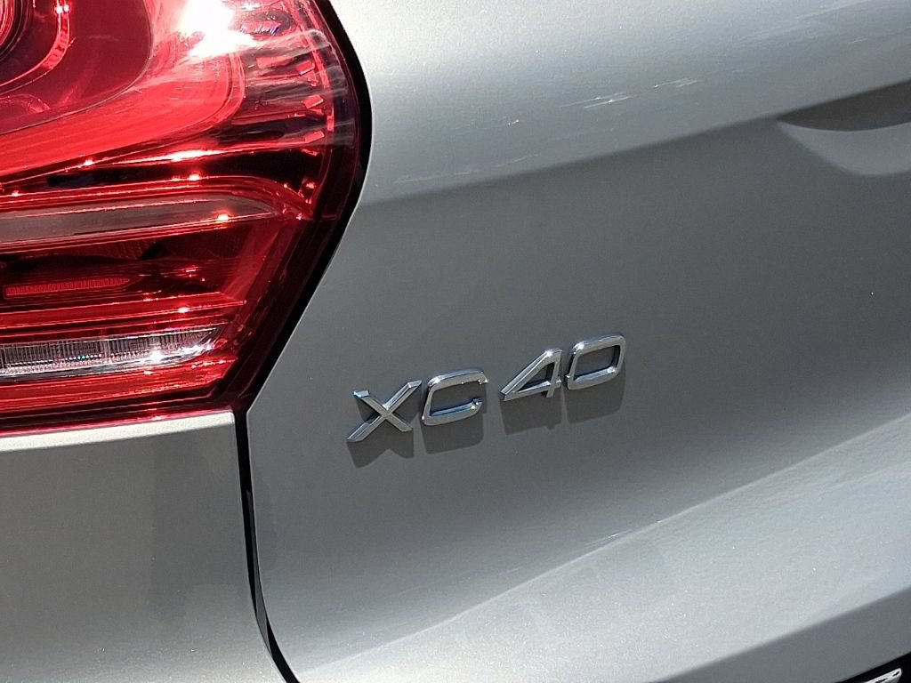 Certified 2024 Volvo XC40 B5 Plus AWD/4WD image 9