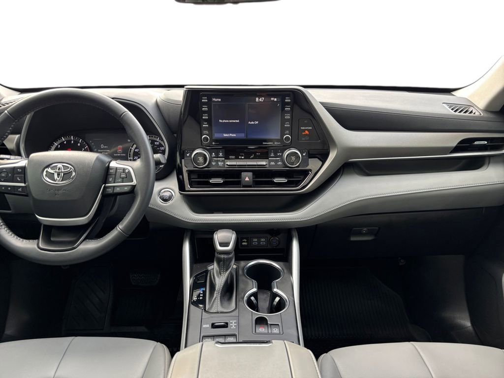 Used 2022 Toyota Highlander XLE AWD/4WD image 12