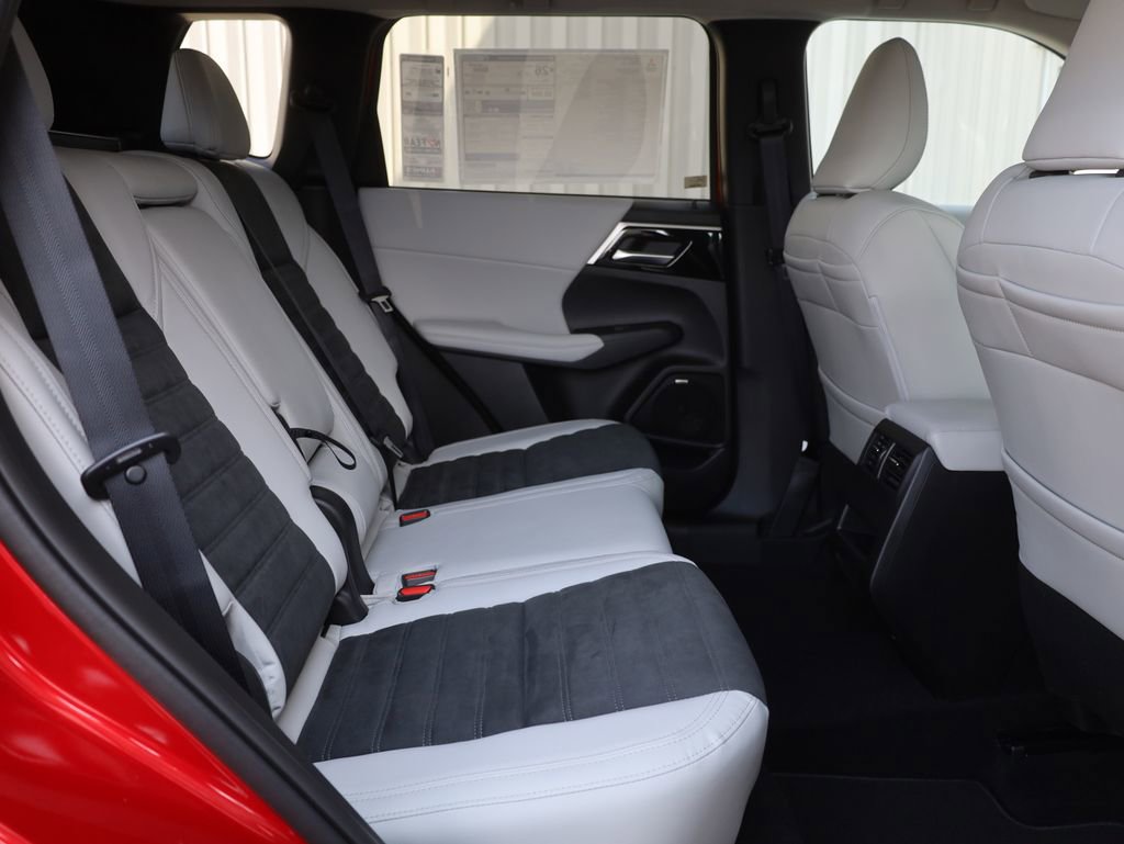 New 2025 Mitsubishi Outlander SE image 17