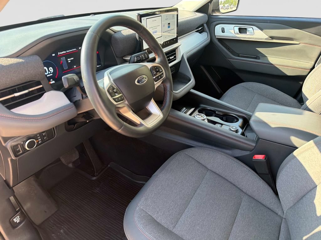 Used 2025 Ford Explorer Active AWD/4WD image 22