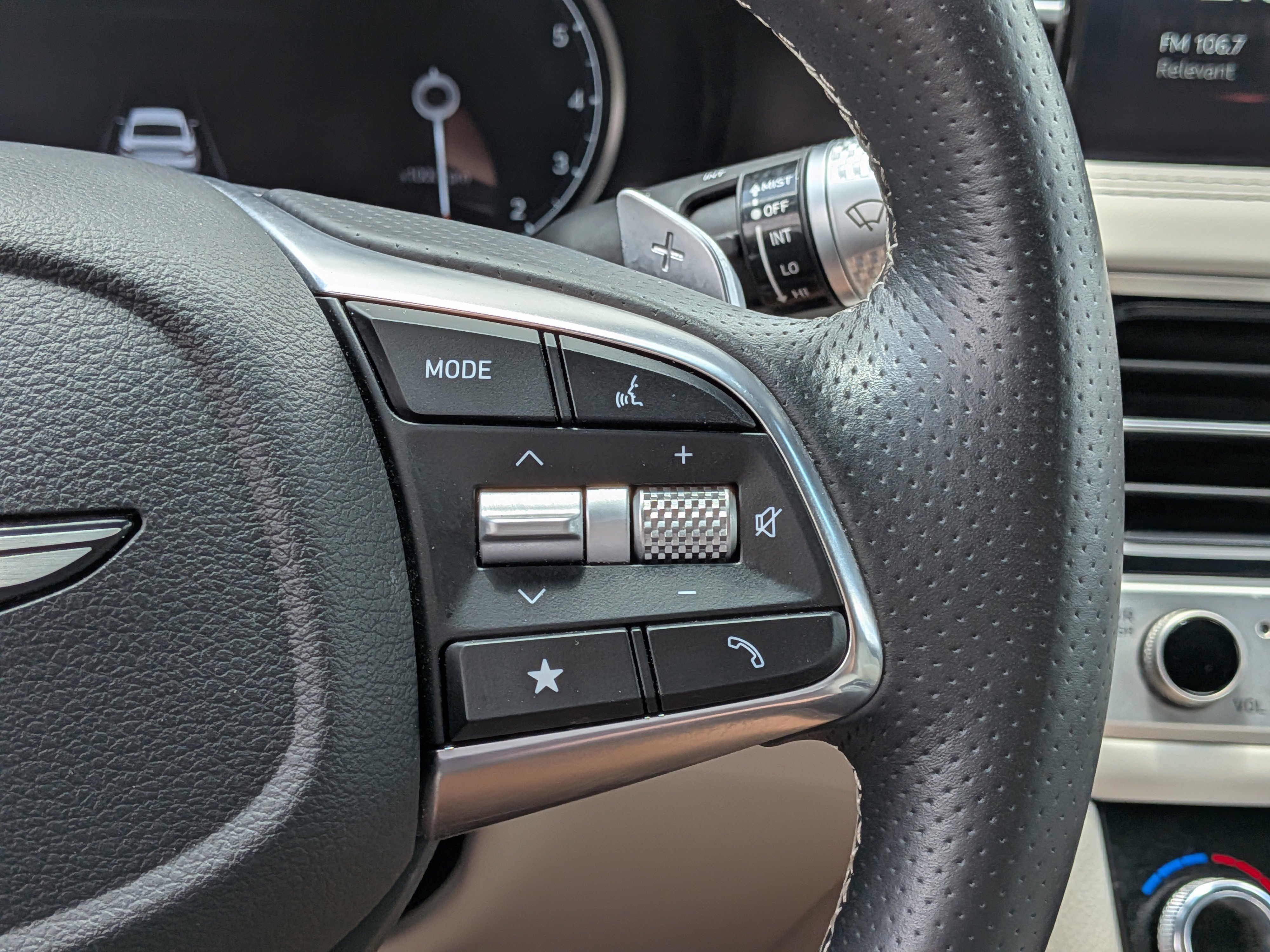 Used 2025 Genesis G70 2.5T RWD image 25