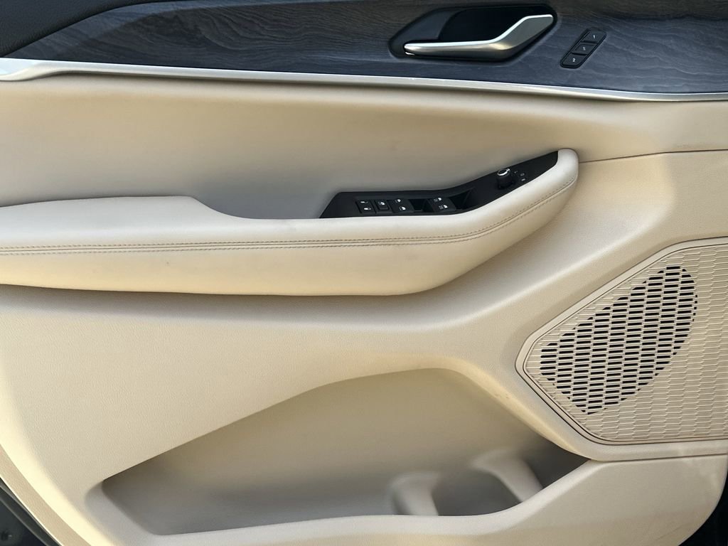 Used 2023 Jeep Grand Cherokee L Limited w/ Black Appearance Package image 10