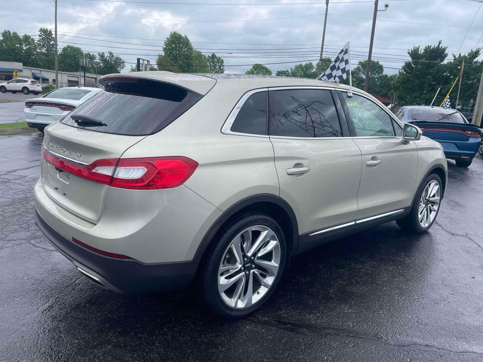 Used 2017 Lincoln MKX Reserve w/ Driver Assistance Package FWD image 8
